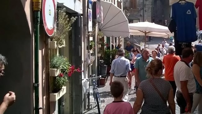 Anche domani e giovedì 31 luglio gli operatori vedranno ancora la divisione tra centro storico, piazza della Repubblica e via Garibaldi Anche domani e giovedì 31 luglio gli operatori vedranno ancora la divisione tra centro storico, piazza della Repubblica e via Garibaldi