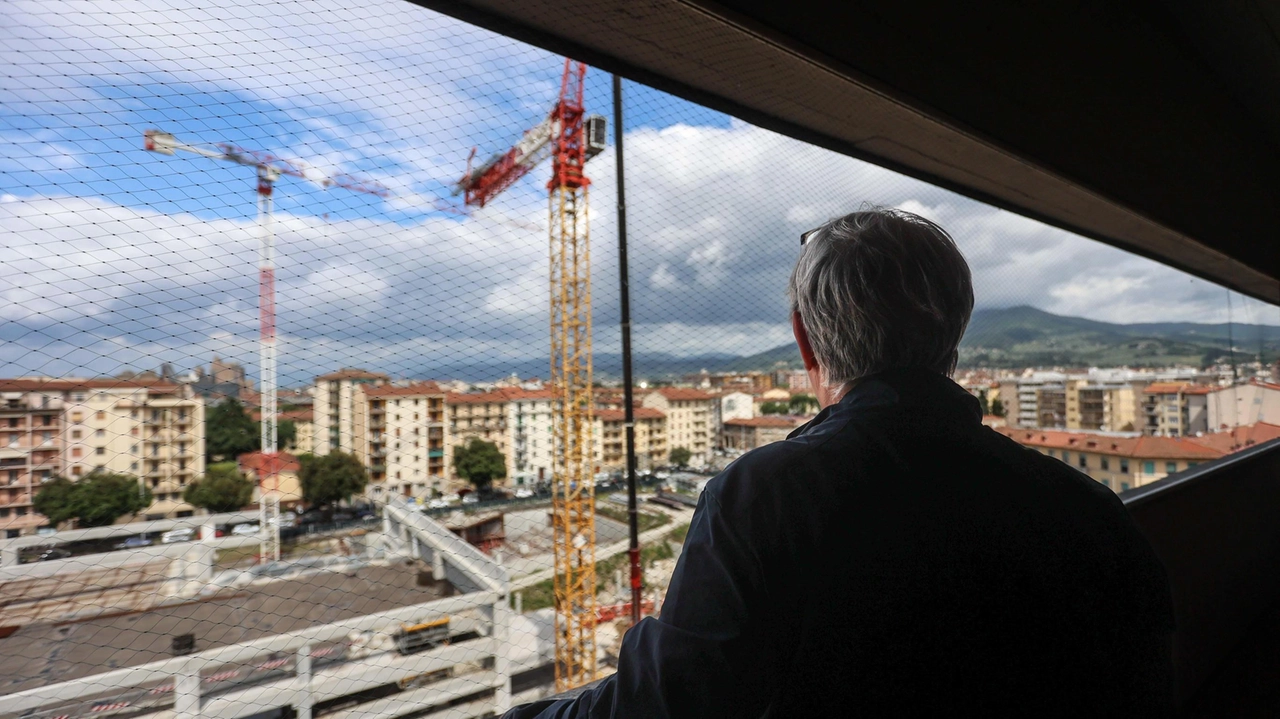 La proprietà è stata autorizzata ad accedere all’area per sistemare lo scheletro pericolante. Ma la zona resta sotto sequestro: l’inchiesta è ancora aperta. E resta il rebus sul futuro. La proprietà è stata autorizzata ad accedere all’area per sistemare lo scheletro pericolante. Ma la zona resta sotto sequestro: l’inchiesta è ancora aperta. E resta il rebus sul futuro.