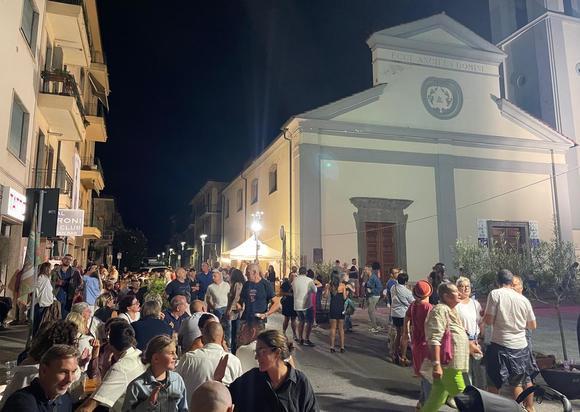 https://www.lanazione.it/image-service/view/acePublic/alias/contentid/MTAxNmZjNTAtMWYzYy00/0/dolce-vita-in-via-regia-per-la-festa-del-negroni.jpeg?f=1.90:1&w=1200