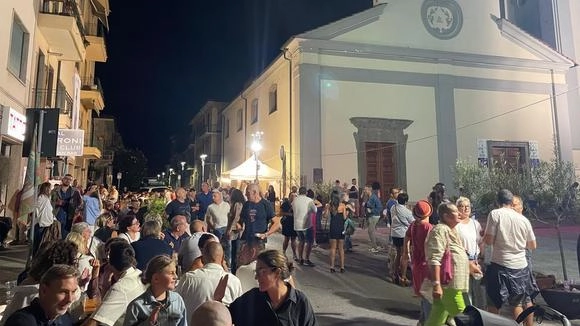 Un’immagine della «Settembrina degli innamorati- Viareggio Dolce Vita» organizzata dal ‘Club dei Negroni’ Un’immagine della «Settembrina degli innamorati- Viareggio Dolce Vita» organizzata dal ‘Club dei Negroni’
