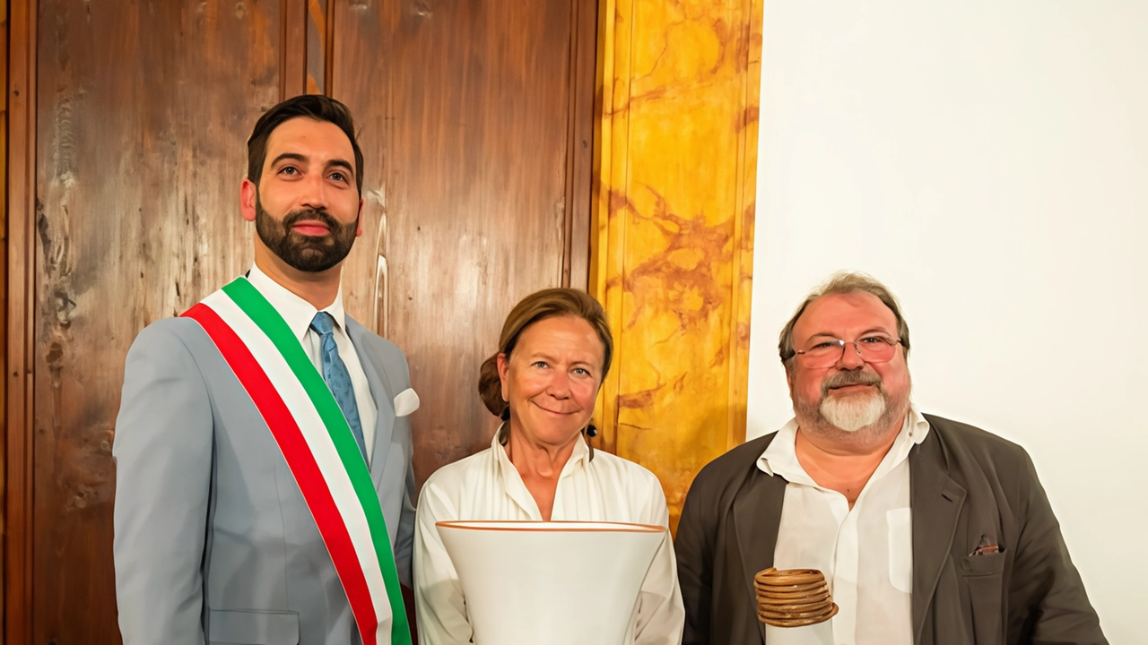 La presentazione delle Brocche con il sindaco Marco Bartoli, Lucia Cioni (arte Vasai Nicchio) e Carlo Pizzichini La presentazione delle Brocche con il sindaco Marco Bartoli, Lucia Cioni (arte Vasai Nicchio) e Carlo Pizzichini