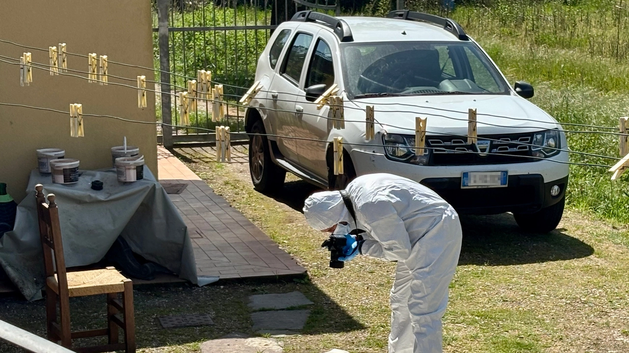 I rilievi dei carabinieri della scientifica sugli abiti indossati dall’uomo di 63 anni che dopo aver sparato al figlio ha cercato di uccidersi con un colpo di pistola alla testa nel giardino della casa presa in affitto due anni fa in via Fontine a Santa Maria a Monte (foto Luca Bongianni/Germogli)