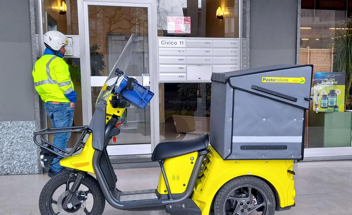Postino "infedele" nasconde chili di lettere. Nell’auto la corrispondenza mai consegnata Postino "infedele" nasconde chili di lettere. Nell’auto la corrispondenza mai consegnata