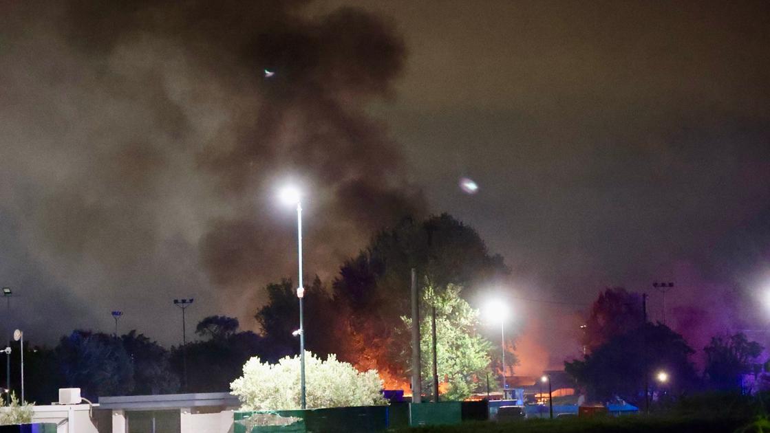 Firenze, incendio in un deposito a Quaracchi: fiamme e fumo visibili da lontano