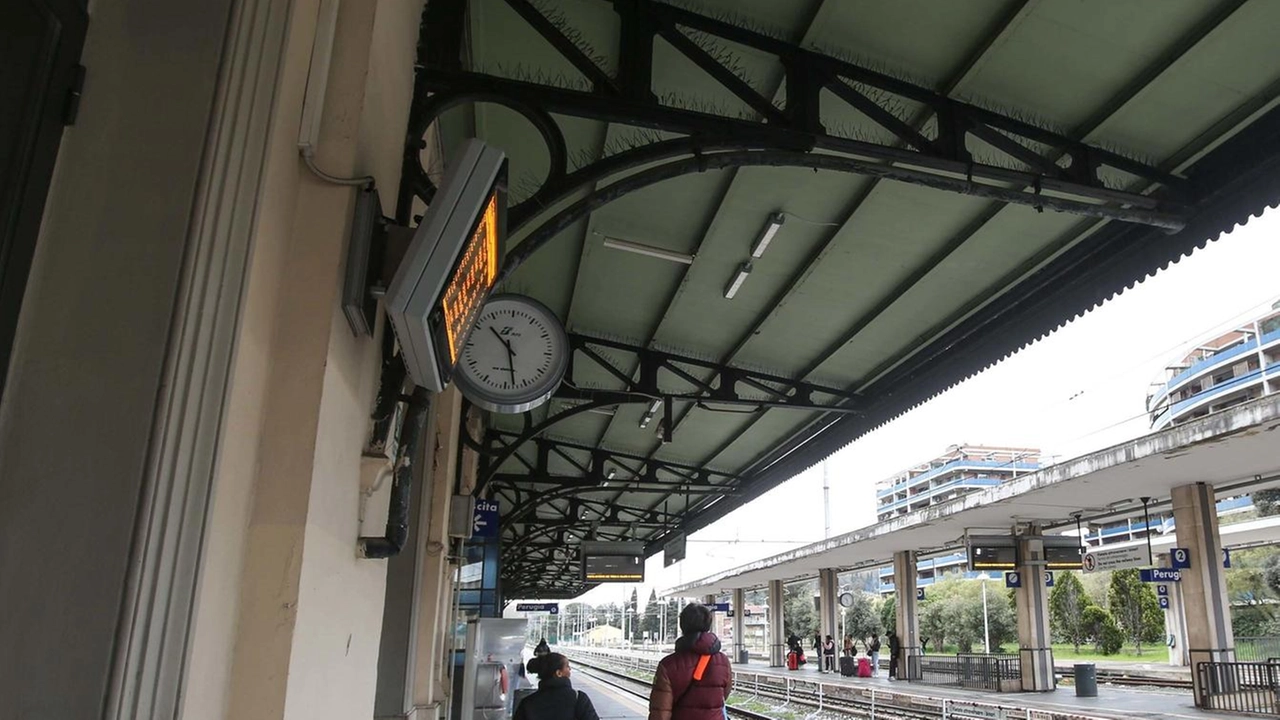 Ci sono stati diversi annunci di treni cancellati alla stazione di Perugia per lo sciopero anche se non sono stati segnalati affollamenti o disagi passeggeri Ci sono stati diversi annunci di treni cancellati alla stazione di Perugia per lo sciopero anche se non sono stati segnalati affollamenti o disagi passeggeri