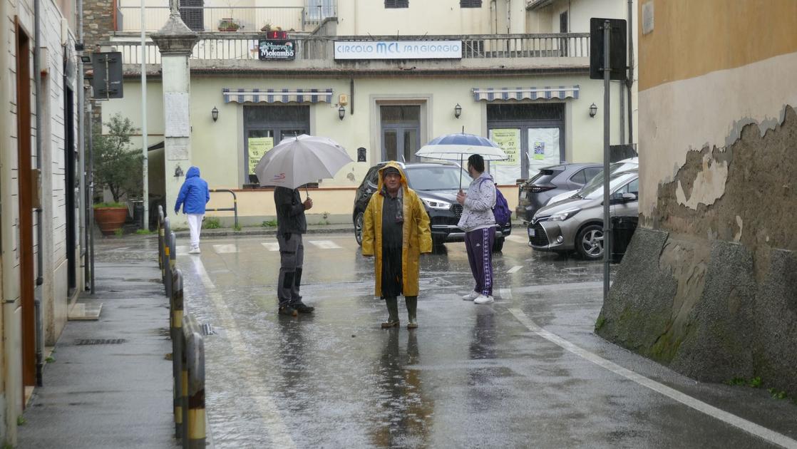 una giornata al cardiopalma strade e scantinati allagati evacuate due famiglie