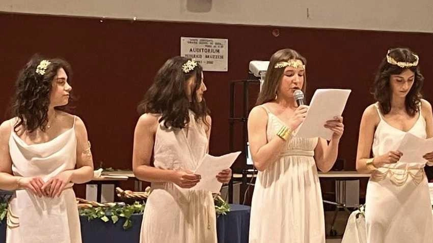 ‘Se tu segui tua stella..’. Questo il titolo della notte bianca organizzata dagli studenti del liceo classico del Parentucelli... ‘Se tu segui tua stella..’. Questo il titolo della notte bianca organizzata dagli studenti del liceo classico del Parentucelli...