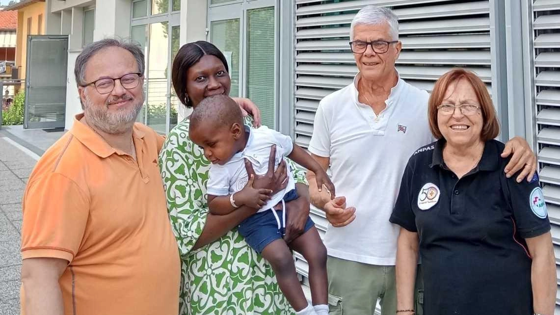 Michele Cotugno, presidente della Fratellanza Popolare-Croce D’Oro di Grassina, la mamma Aissa e il piccolo Babacar di un anno e mezzo