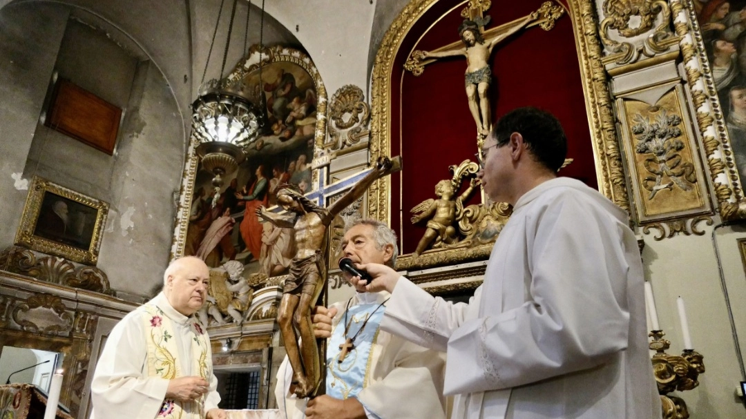 Il vescovo Nerbini con il crocifisso miracoloso Il vescovo Nerbini con il crocifisso miracoloso