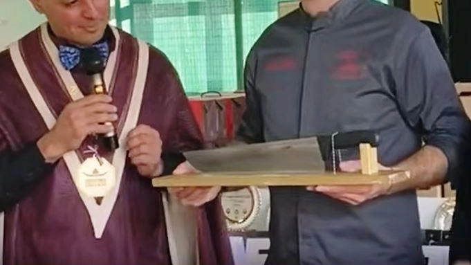 Il macellaio Edoardo Nardini di Quarrata vince il campionato italiano di battuta al coltello a due mani a Trinità, Cuneo. Ottima prestazione anche per Simone Fondi di Montale. La competizione, organizzata da Dario Perucca, è diventata un evento di prestigio per i macellai italiani. Il macellaio Edoardo Nardini di Quarrata vince il campionato italiano di battuta al coltello a due mani a Trinità, Cuneo. Ottima prestazione anche per Simone Fondi di Montale. La competizione, organizzata da Dario Perucca, è diventata un evento di prestigio per i macellai italiani.