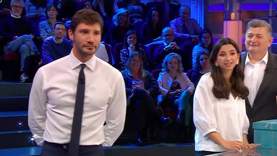 affari tuoi il vigile stefano gioca con il pacco da 100mila euro ecco come 232 andata