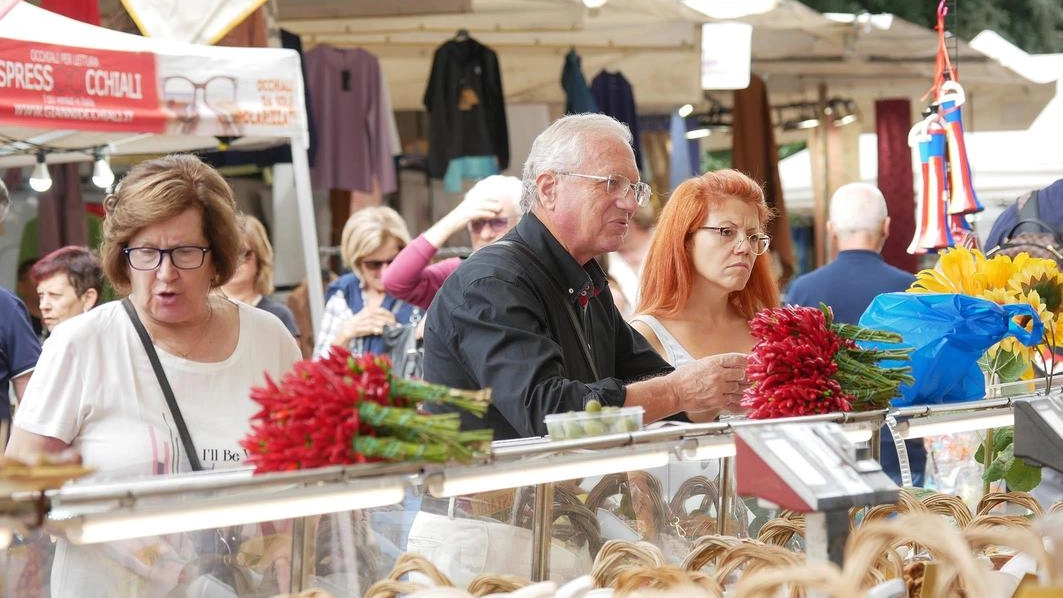 Fin dal primo mattino, il percorso della Fiera si è riempito di avventori Fin dal primo mattino, il percorso della Fiera si è riempito di avventori