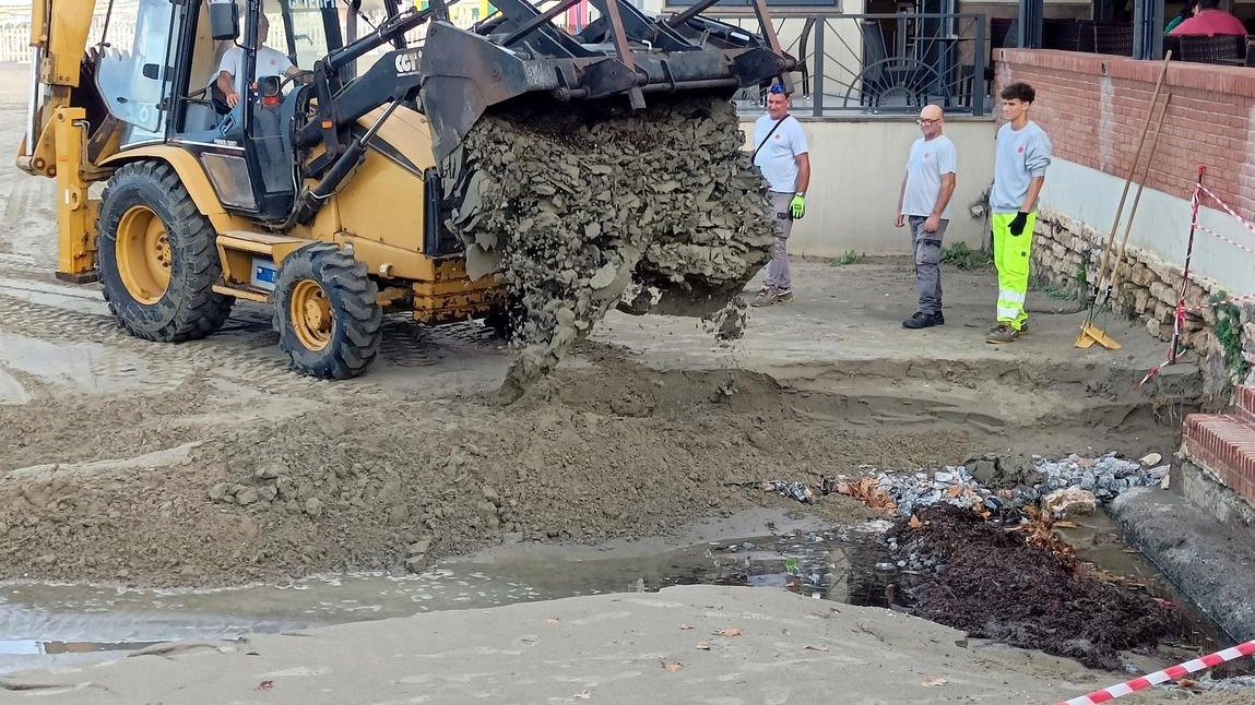A Follonica, interventi di ripristino dell'arenile dopo l'inondazione di domenica. Sei Toscana al lavoro per pulire la spiaggia e garantire la sicurezza. Divieto di balneazione in vigore. A Follonica, interventi di ripristino dell'arenile dopo l'inondazione di domenica. Sei Toscana al lavoro per pulire la spiaggia e garantire la sicurezza. Divieto di balneazione in vigore.