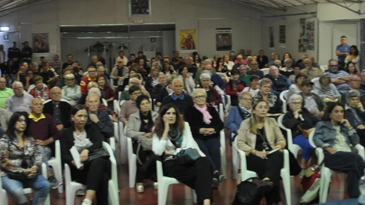 Sala gremita per l’incontro pubblico con il sindaco Cenni sul Ponte di Bellavista Sala gremita per l’incontro pubblico con il sindaco Cenni sul Ponte di Bellavista