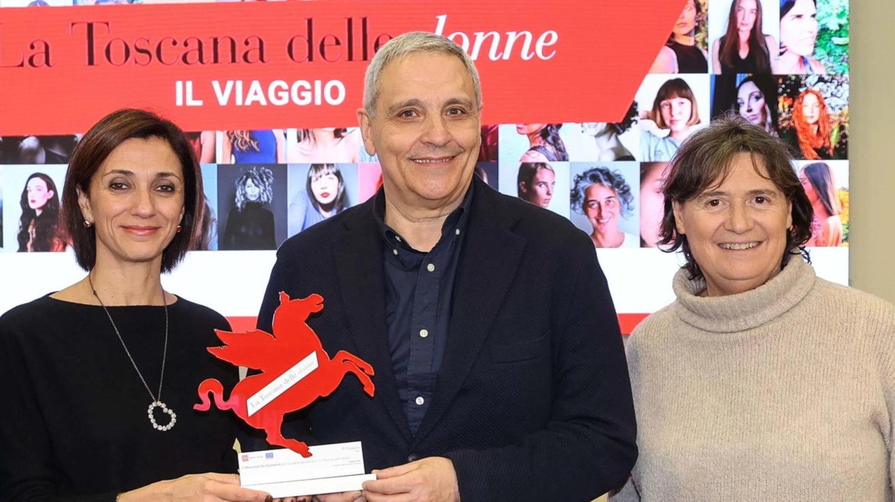 Maurizio De Giovanni riceve il premio fra Cristina Manetti e Stefania Saccardi Maurizio De Giovanni riceve il premio fra Cristina Manetti e Stefania Saccardi