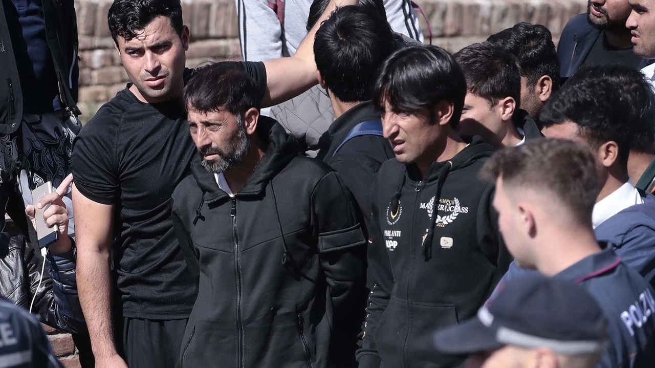 Alcuni richiedenti asilo durante uno degli sgomberi del garage di Sigerico eseguito dalle forze dell’ordine: il problema dell’accoglienza resta attuale Alcuni richiedenti asilo durante uno degli sgomberi del garage di Sigerico eseguito dalle forze dell’ordine: il problema dell’accoglienza resta attuale