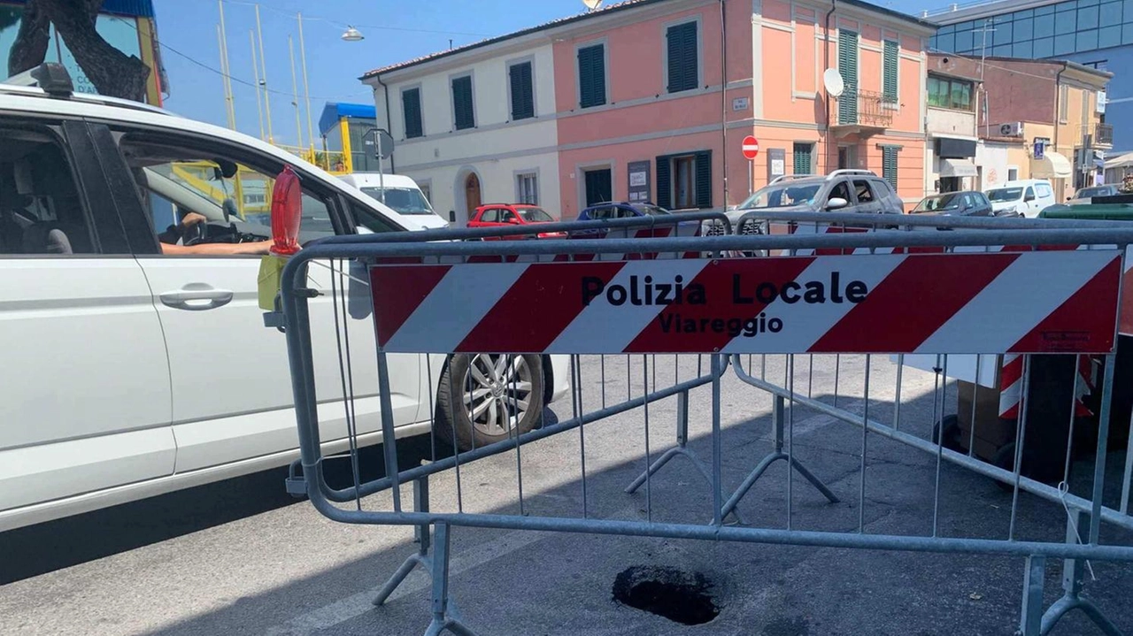 È comparsa nella mattinata di ieri, come un passaggio, un varco, per il “sottosopra“ viareggino, per citare una delle serie... È comparsa nella mattinata di ieri, come un passaggio, un varco, per il “sottosopra“ viareggino, per citare una delle serie...