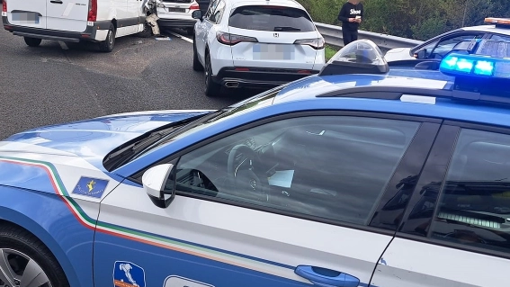 Una pattuglia della Stradale. Il tamponamento ha coinvolto un camion e un bus da cinquanta posti con molti passeggeri sopra Una pattuglia della Stradale. Il tamponamento ha coinvolto un camion e un bus da cinquanta posti con molti passeggeri sopra