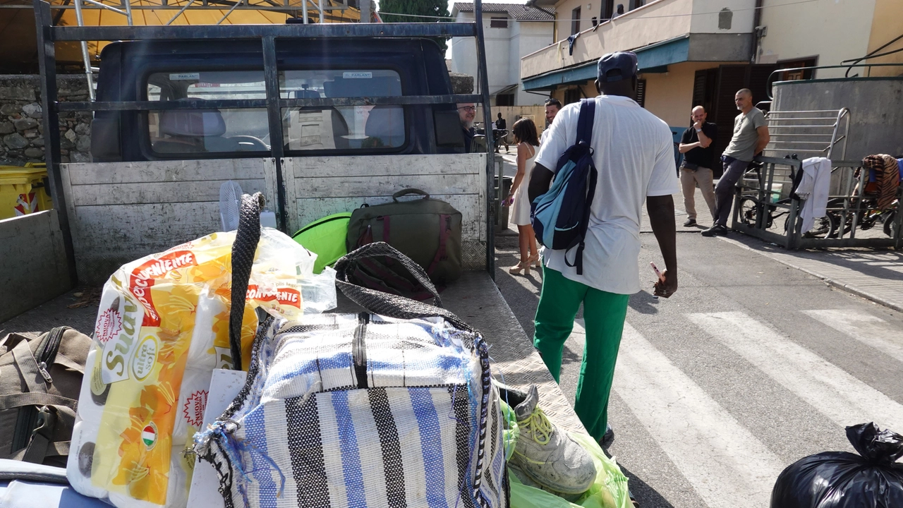 Le valigie e i sacchi con gli effetti personali stipati sui furgoni a Vicofaro Le valigie e i sacchi con gli effetti personali stipati sui furgoni a Vicofaro