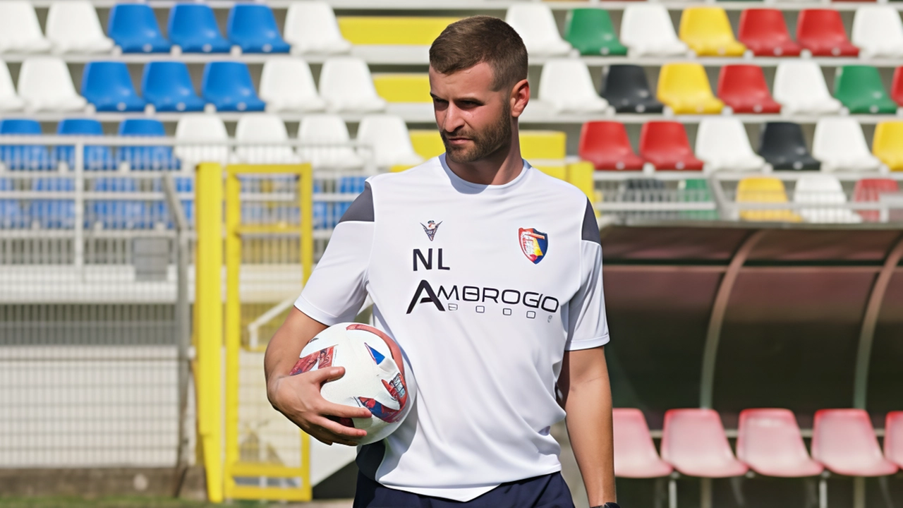 Nel derby toscano tra Siena e l'Aquila, l'ex vice di Pagliuca, Nico Lelli, sarà al centro dell'attenzione. L'ex collaboratore della Robur si prepara a sfidare il Siena con determinazione, elogiando la squadra avversaria ma mostrando fiducia nella propria. Nel derby toscano tra Siena e l'Aquila, l'ex vice di Pagliuca, Nico Lelli, sarà al centro dell'attenzione. L'ex collaboratore della Robur si prepara a sfidare il Siena con determinazione, elogiando la squadra avversaria ma mostrando fiducia nella propria.