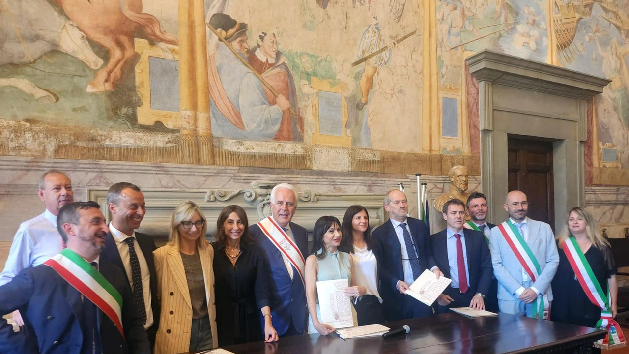 Un momento dell’incontro che ha portato alla firma del “Patto“ fra Toscana e Umbria Un momento dell’incontro che ha portato alla firma del “Patto“ fra Toscana e Umbria