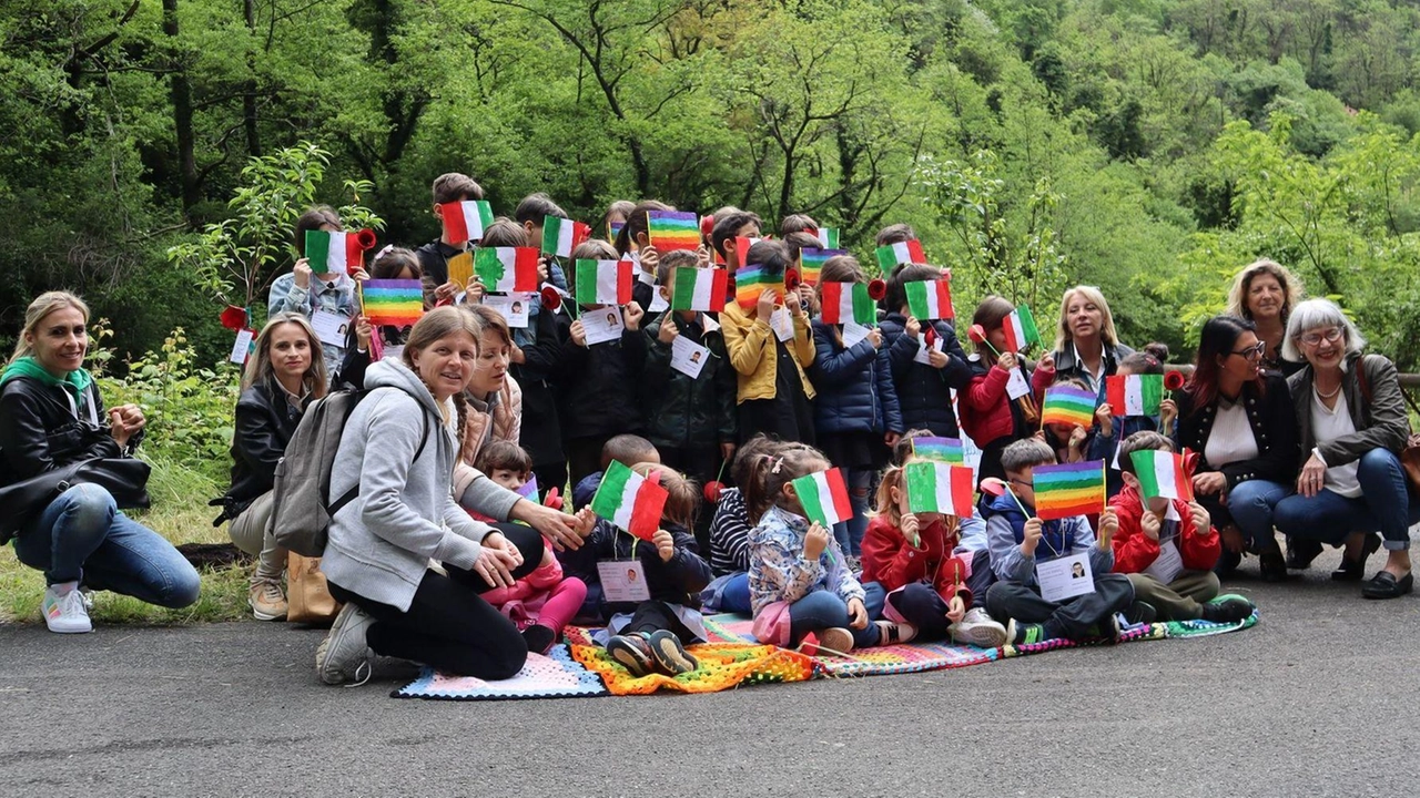 Una. cerimonia a Forno. per il ’Parco della pace’ con gli alunni della scuola Garosi Una. cerimonia a Forno. per il ’Parco della pace’ con gli alunni della scuola Garosi