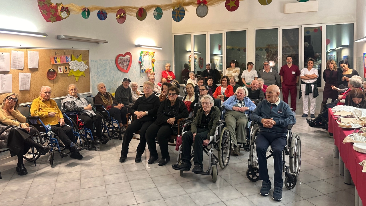 Gli ospiti della Giampieri durante la festa per gli ottant’anni della casa di riposo Gli ospiti della Giampieri durante la festa per gli ottant’anni della casa di riposo