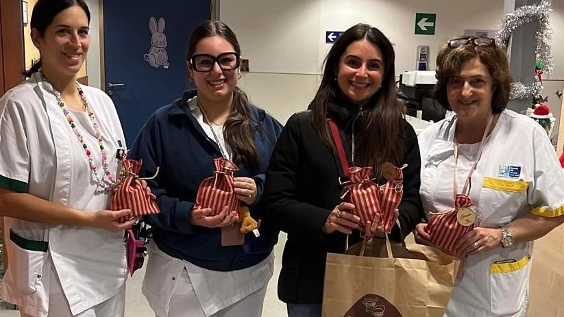 La consegna delle calze agli ospiti della Pediatria da parte dello staff di ”Pane e Marmellate“ La consegna delle calze agli ospiti della Pediatria da parte dello staff di ”Pane e Marmellate“