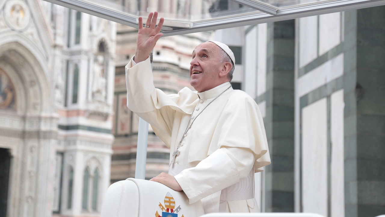 Papa Francesco a Firenze nel 2015 (foto NewPressPhoto)
