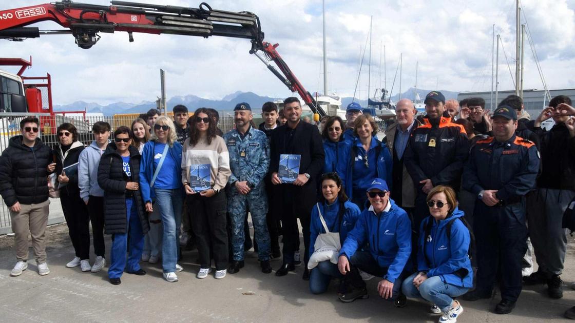 Pulizia straordinaria alla Darsena Viareggio: recuperati relitti e rifiuti pericolosi