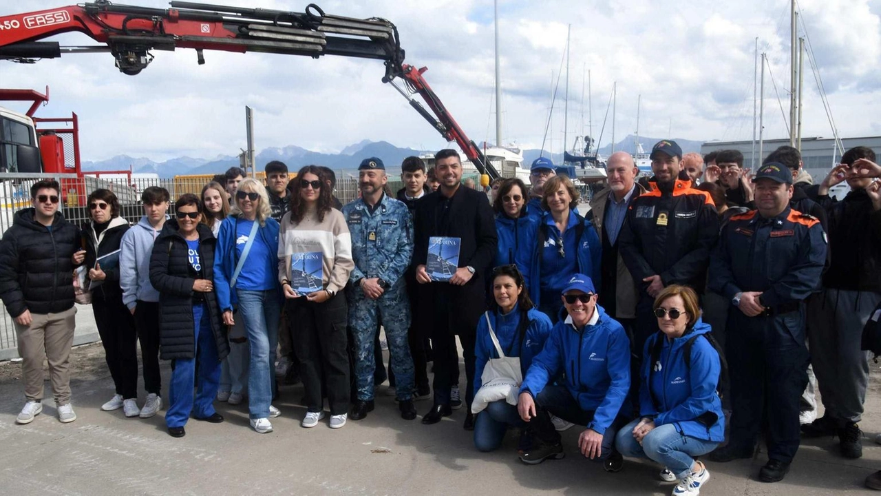 Marevivo Toscana guida la pulizia della Darsena Viareggio, recuperando relitti e rifiuti pericolosi per l'ambiente e la navigazione. Marevivo Toscana guida la pulizia della Darsena Viareggio, recuperando relitti e rifiuti pericolosi per l'ambiente e la navigazione.
