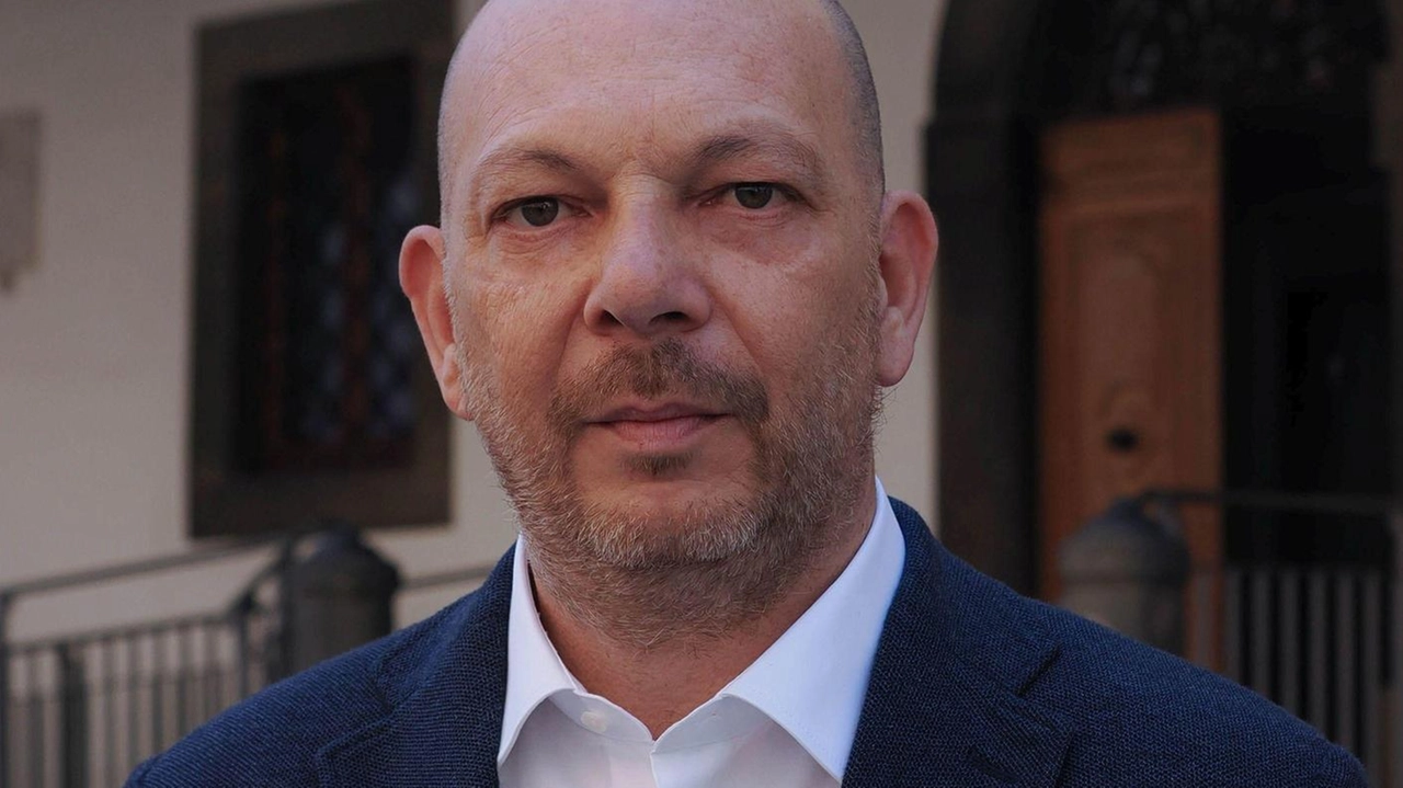 Spara dalla finestra, denunciato. Mini: "Comportamento inaccettabile"