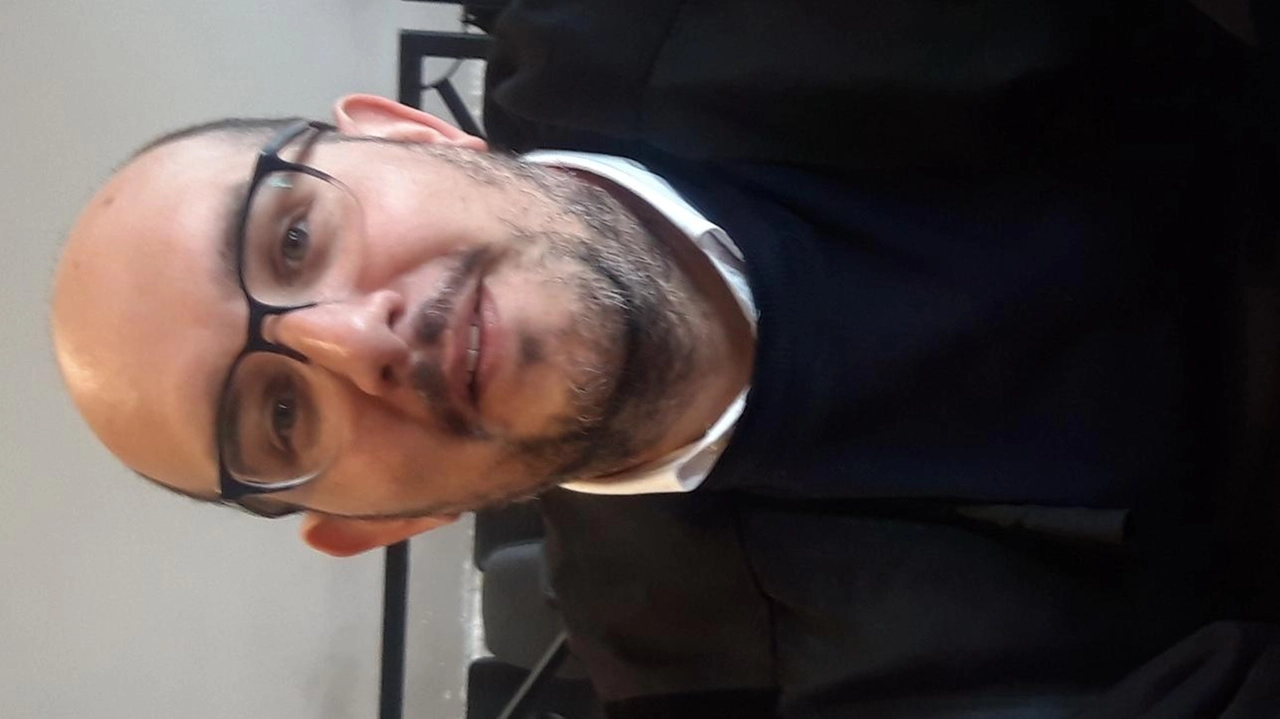 Pistola e mostrine della polizia: "Appassionato del reparto"