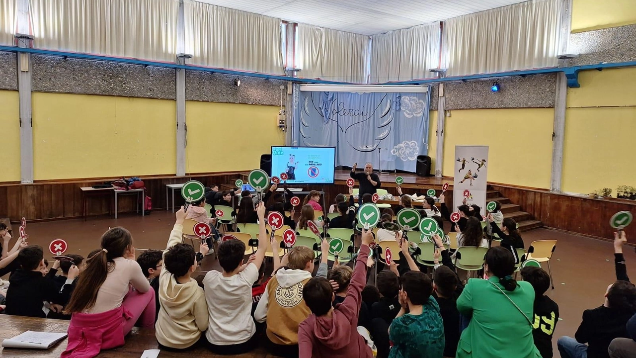 Un momento dell’incontro che si è svolto due giorni fa. alla scuola media Giulio Cesare Melani di Montale Gli studenti erano accompagnati dal vicesindaco e assessore all’ambiente Alessio Guazzini