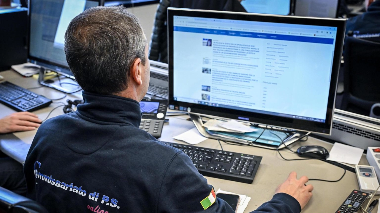 Sotto, le nostre pagine del novembre del 2018 con la notizia della scoperta delle foto rubate. L’inchiesta è stato poi condotta dalla polizia postale (foto sopra) Sotto, le nostre pagine del novembre del 2018 con la notizia della scoperta delle foto rubate. L’inchiesta è stato poi condotta dalla polizia postale (foto sopra)