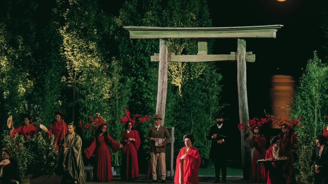https://www.lanazione.it/image-service/view/acePublic/alias/contentid/MTE3MjYwNWEtMWE3YS00/0/settantunesimo-festival-puccini-oggi-ultima-recita-della-boheme-e-domani-ce-madama-butterfly.jpeg?f=16:9&w=1200&h=630