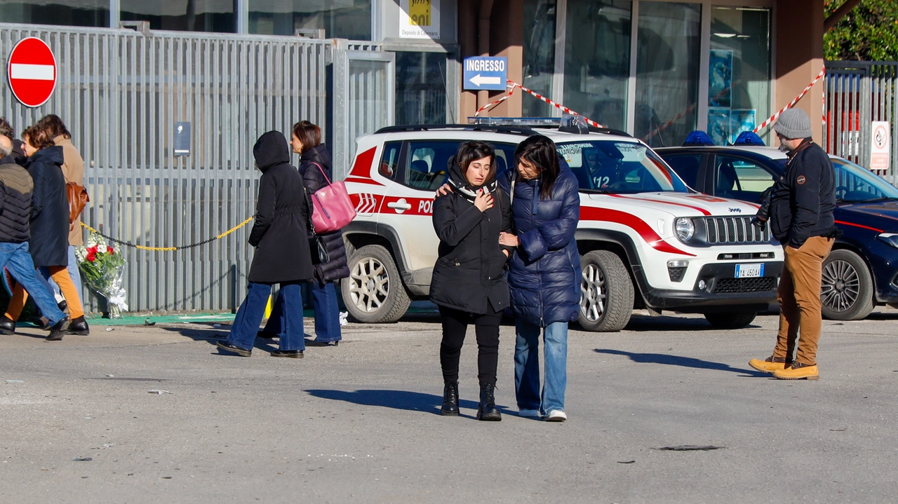 Esplosione a Calenzano, la commemorazione davanti alla raffineria dove è avvenuta l'esplosione. Il dolore dei parenti delle vittime (Fotocronache Germogli) Esplosione a Calenzano, la commemorazione davanti alla raffineria dove è avvenuta l'esplosione. Il dolore dei parenti delle vittime (Fotocronache Germogli)