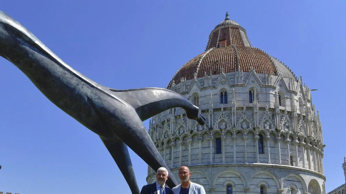 Il presidente dell’Opera Primaziale Pisana Andrea Maestrelli, con l’artista Antonio Signorini Il presidente dell’Opera Primaziale Pisana Andrea Maestrelli, con l’artista Antonio Signorini