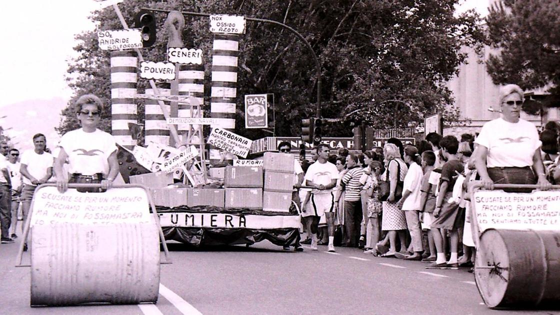 Colorata e rumorosa. La sfilata del venerdì. Un evento di popolo e di vitalità culturale Colorata e rumorosa. La sfilata del venerdì. Un evento di popolo e di vitalità culturale