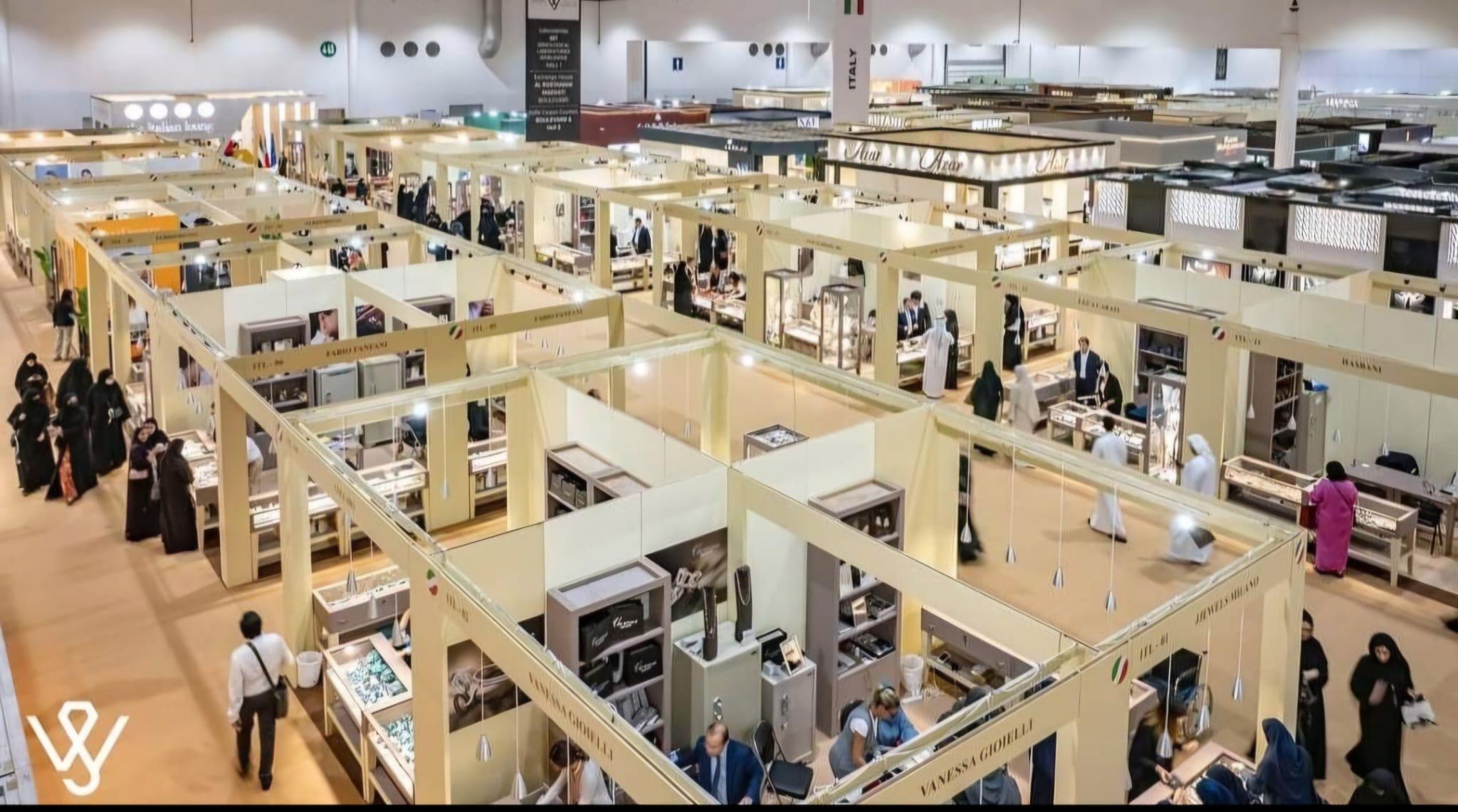 https://www.lanazione.it/image-service/view/acePublic/alias/contentid/MTE4Mzc3MDAtNGEwMC00/0/artex-al-centro-della-piu-importante-fiera-degli-emirati-arabi.jpeg