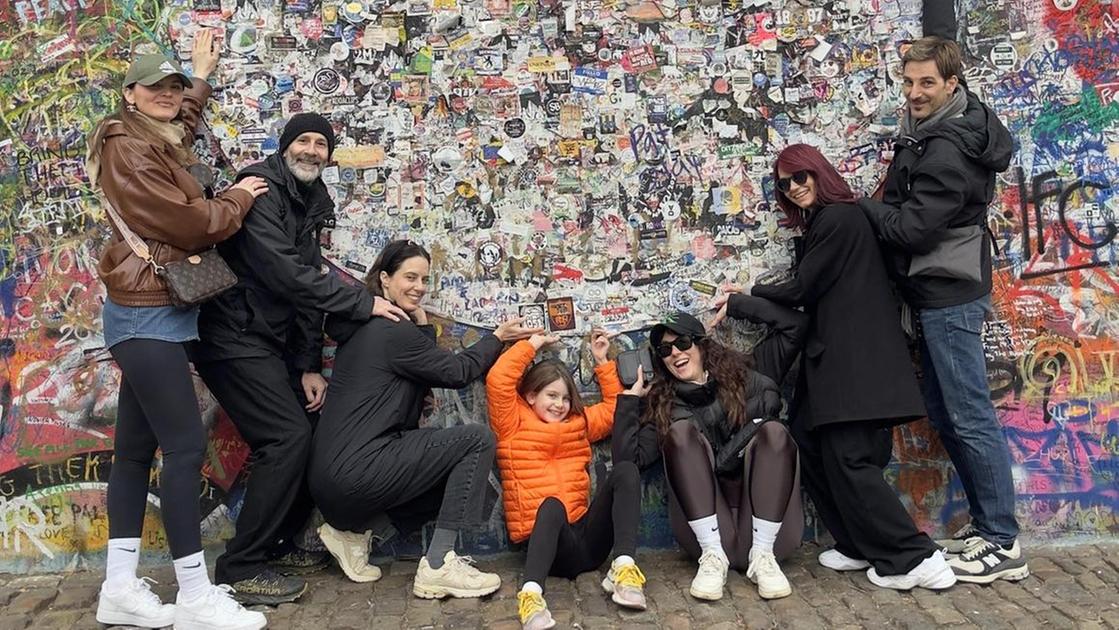 https://www.lanazione.it/image-service/view/acePublic/alias/contentid/MTE4NzE4YWItMDFlYi00/0/il-salone-festeggia-25-anni-titolare-porta-in-vacanza-tutti-i-dipendenti-a-sorpresa.jpeg?f=16:9&w=1200&h=630