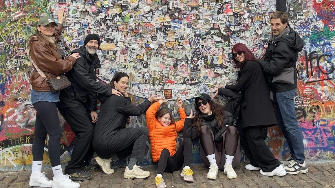 Il gruppo in vacanza a Praga, tre giorni con cui il titolare del salone Privè di via Garibaldi ad Arezzo Fabrizio del Buono, ha sopreso i suoi collaboratori storici. La meta svelata all’ultimo al momento dell’imbarco in aeroporto Il gruppo in vacanza a Praga, tre giorni con cui il titolare del salone Privè di via Garibaldi ad Arezzo Fabrizio del Buono, ha sopreso i suoi collaboratori storici. La meta svelata all’ultimo al momento dell’imbarco in aeroporto