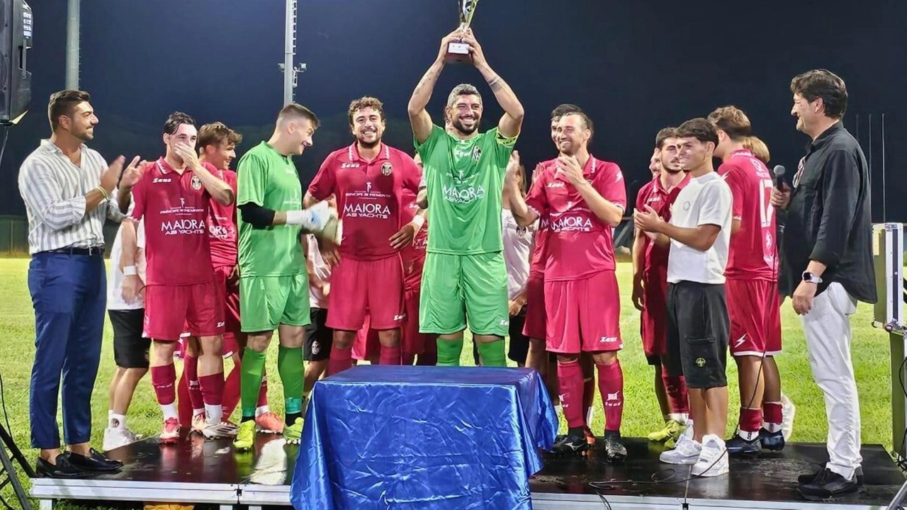 Il capitano viareggino Andrea Carpita ha alzato al cielo il 1° Trofeo “Puccini“