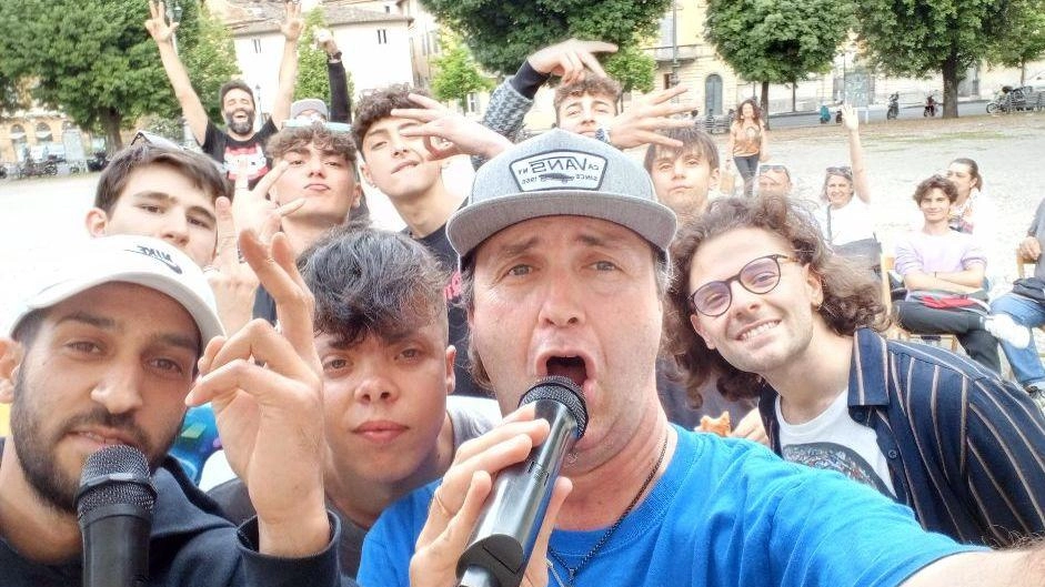 Marco Ottavi, in arte Zatarra, trascina i ragazzi alla scoperta della cultura musicale . La voglia di coinvolgere le nuove generazioni che accompagna in una crescita "consapevole".. . Marco Ottavi, in arte Zatarra, trascina i ragazzi alla scoperta della cultura musicale . La voglia di coinvolgere le nuove generazioni che accompagna in una crescita "consapevole".. .