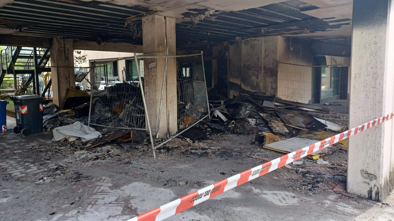 Incendio nel cantiere edile a Prato, “atto doloso”. Danni anche alla biblioteca del museo