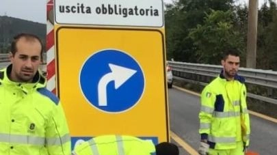 Da quasi tre anni, oramai, chi dalla E45 devia verso Sansepolcro si è accorto che manca la segnaletica aerea in prossimità delle due uscite ravvicinate per la città pierfrancescana. Pare che i cvartelli ci sarebbero ma non un’impresa per sistemarli