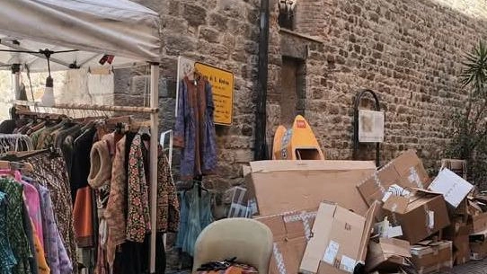 Un mix mattutino tra bancarelle dell’antiquariato. e cataste di carta e cartone in via Mazzini. di fianco a Sant’Andrea Un mix mattutino tra bancarelle dell’antiquariato. e cataste di carta e cartone in via Mazzini. di fianco a Sant’Andrea