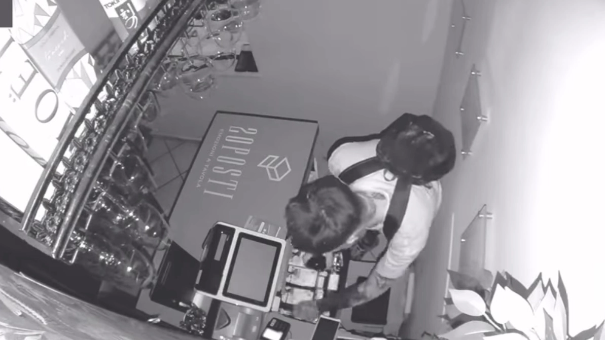 Uno dei ladri in azione ripreso dalle telecamere di sorveglianza