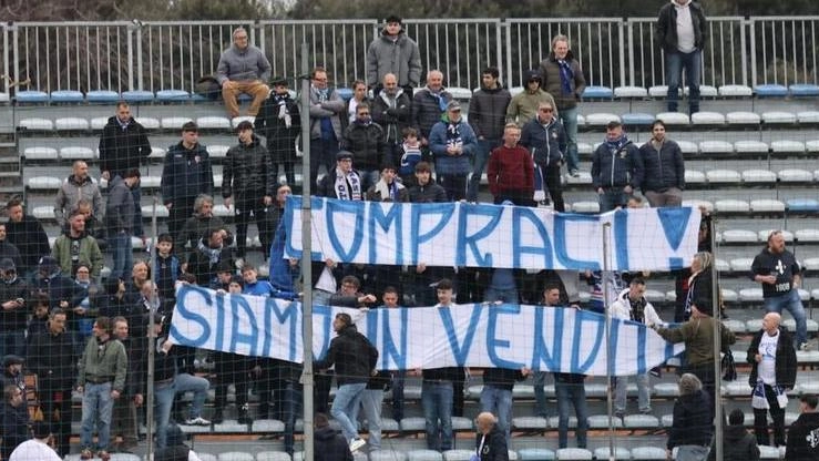 Poche ore fa una diffusa contestazioni a suon di striscioni. Due parole ripetute su rotonde, cavalcavia, monumenti: Commini vattene.... Poche ore fa una diffusa contestazioni a suon di striscioni. Due parole ripetute su rotonde, cavalcavia, monumenti: Commini vattene....