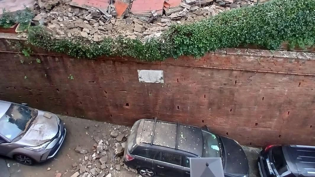 Via de’ Mangiadori resta chiusa. L’ordinanza del sindaco, viene spiegato, ha dato trenta giorni di tempo al privato per tutti... Via de’ Mangiadori resta chiusa. L’ordinanza del sindaco, viene spiegato, ha dato trenta giorni di tempo al privato per tutti...